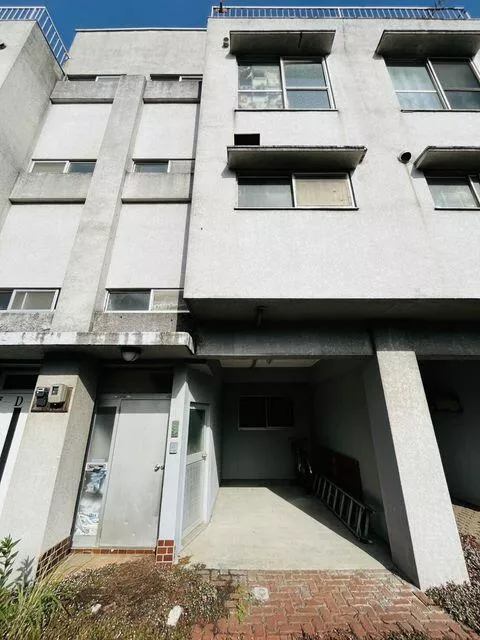 Yokosuka City, Kogochō 3-chome (Kinugasa Station) 4-story building 3DK
