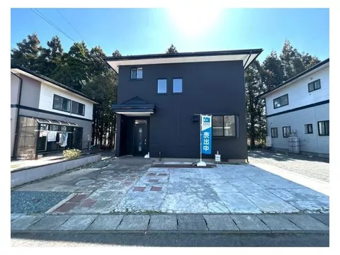Tour] [Remodeled interior and exterior] [Move-in by the end of the year] Parking space for 3 standard cars.