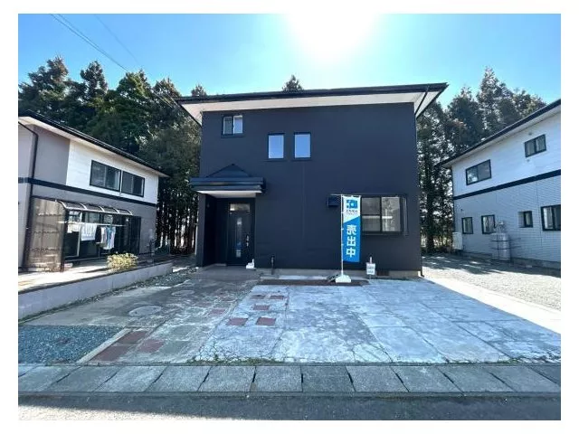 Tour] [Remodeled interior and exterior] [Move-in by the end of the year] Parking space for 3 standard cars.