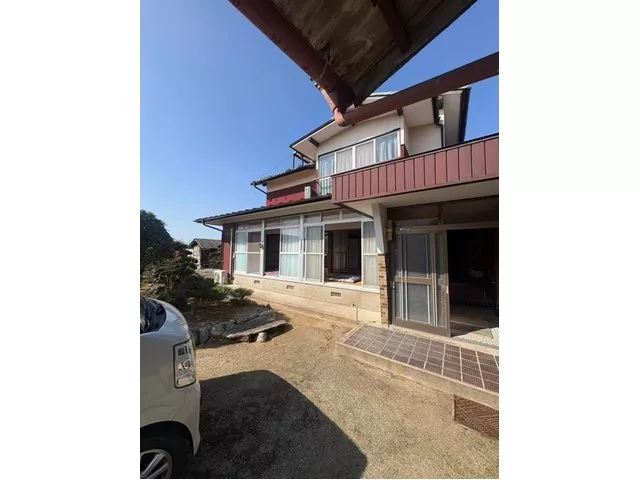 The garden is richly filled with seasonal plants and greenery! The exterior retains the charm of a traditional Japanese house.