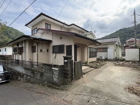 This is a spacious detached property of 268 square meters (87 tsubo)!
