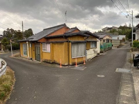 Income property! Two rental houses for sale! Please contact us for details.