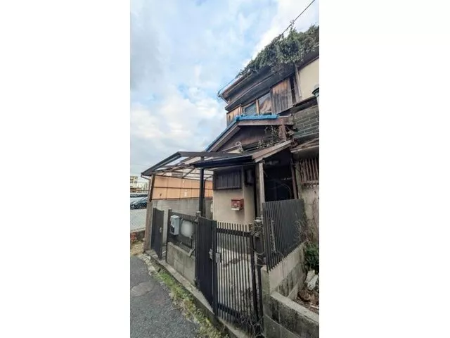 About a 17-minute walk from Katamachi Line "Sumiyoshi" Station! Multiple parks within a 5-minute walk where children can play