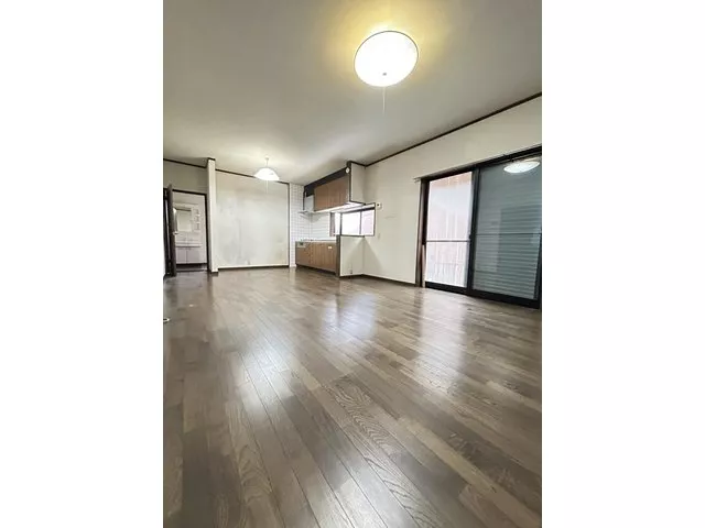 16-minute walk from Kyōiku Daimae Station, approximately 300 m to Akama Elementary School, trunk room included!