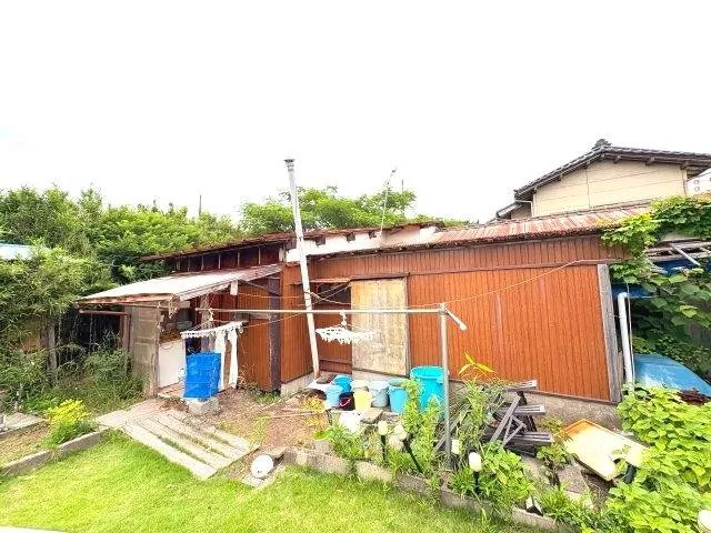 ◆ Within 10 minutes on foot from the station ◆ Tatami room ◆ Separate bath and toilet ◆ Parking for 3 cars ◆ Flooring