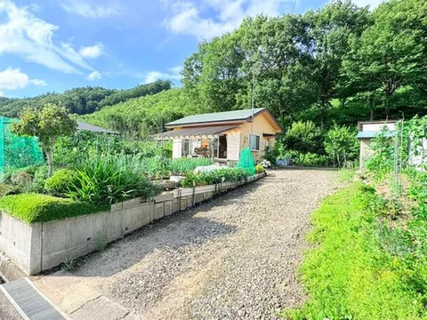 A single-story house living leisurely on a spacious lot surrounded by rich nature