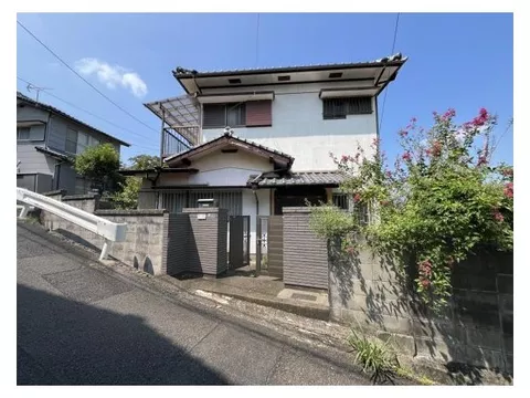 Kasuga Small and Ohno Middle Area! 6 minutes on foot from MR Izumifukuji Station, 2 minutes on foot from the nearest bus stop, excellent convenience.