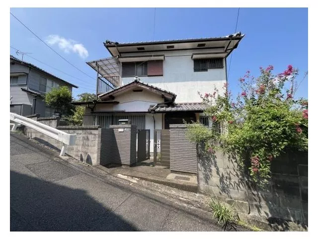 Kasuga Small and Ohno Middle Area! 6 minutes on foot from MR Izumifukuji Station, 2 minutes on foot from the nearest bus stop, excellent convenience.