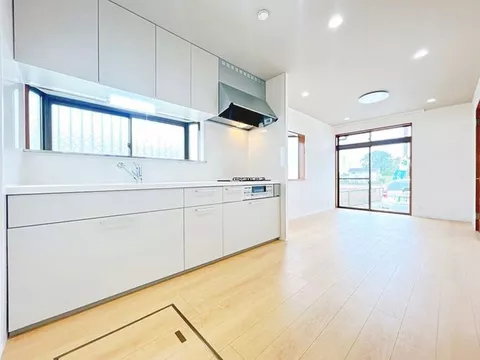Open house held, interior and exterior renovation completed, immediate move-in possible, parking for 2 cars in parallel available