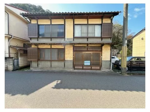 [Landslide disaster warning area, 0 parking spaces] Two-story 5DK old folk house style with a dirt entrance