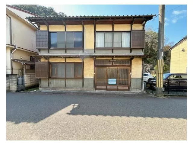 [Landslide disaster warning area, 0 parking spaces] Two-story 5DK old folk house style with a dirt entrance