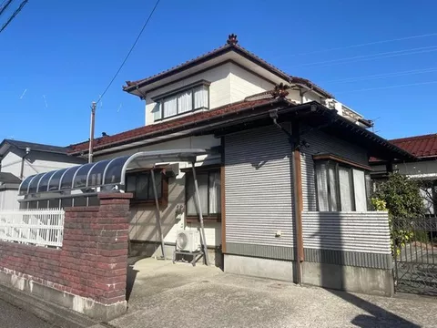 A spacious living space even as the family grows. A south-facing property with good sunlight!