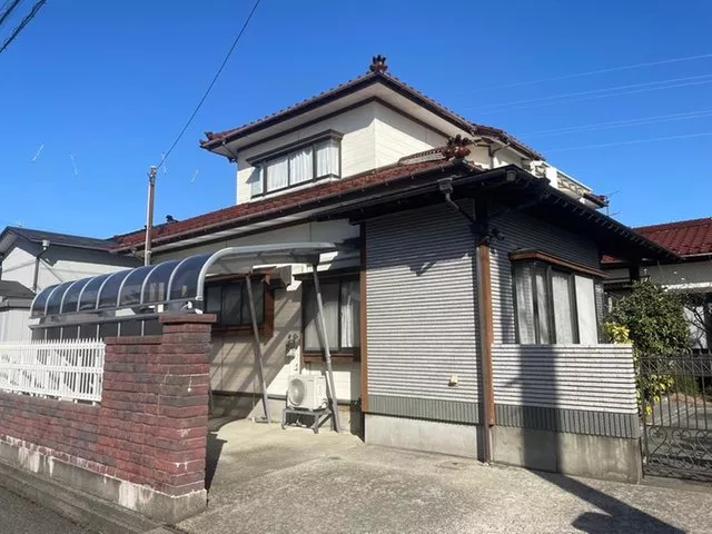 A spacious living space even as the family grows. A south-facing property with good sunlight!