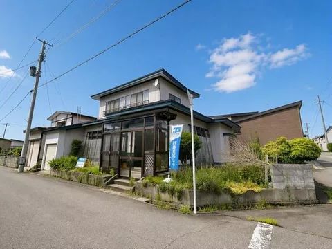 Open house scheduled / Interior and exterior renovation planned / Parking for 3 cars available / Includes garage for 1 car /