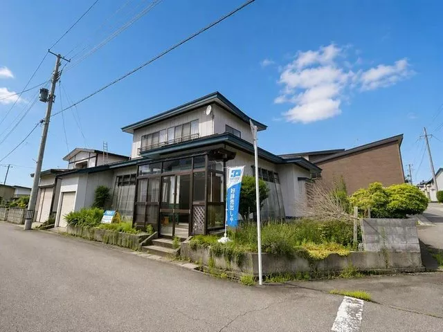 Open house scheduled / Interior and exterior renovation planned / Parking for 3 cars available / Includes garage for 1 car /