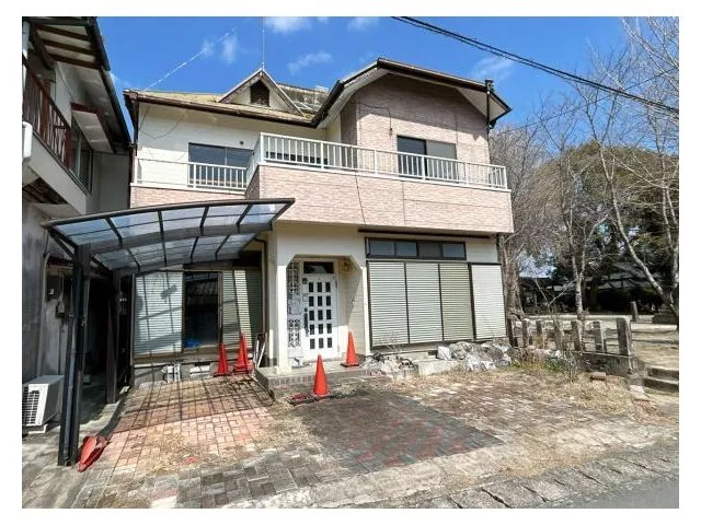 Interior and exterior renovation planned / Parking for 3 cars / Nagase Elementary School 6 minutes on foot / Quiet residential area