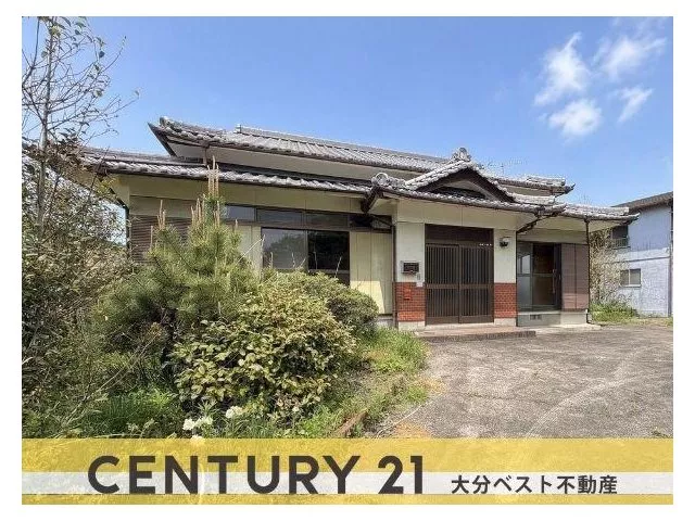 Main house + two-story separate building. A single-story Japanese house with a Showa-era atmosphere standing on a vast site.