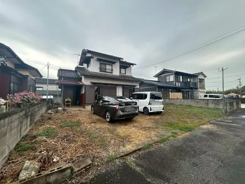 Parallel parking available. Why not renovate the building as you like?