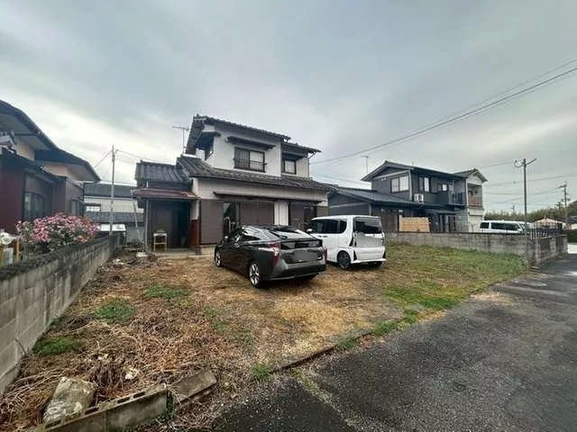 Parallel parking available. Why not renovate the building as you like?
