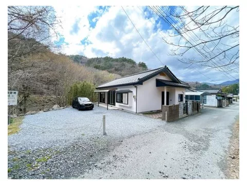 [Open House Held] [Interior and Exterior Renovation Completed] [Move-in Possible Within the Year] 19-tatami LDK Flat