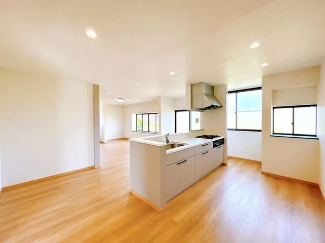 Open house held, interior and exterior renovation completed, seismic reinforcement work, water facilities replaced, parking for 2 cars available, front-facing
