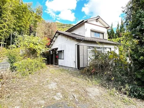 Land area 117 tsubo, 2-story 6LDK surrounded by nature