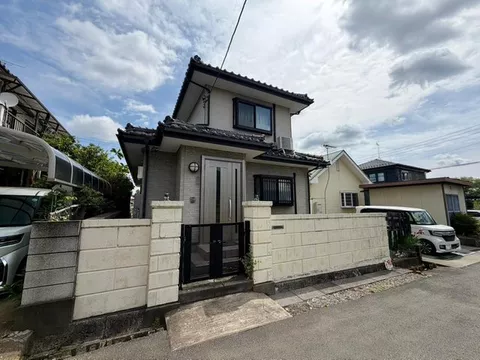 A two-family house in a completed residential area!! Parking for 2 cars in parallel + 1 car available!!