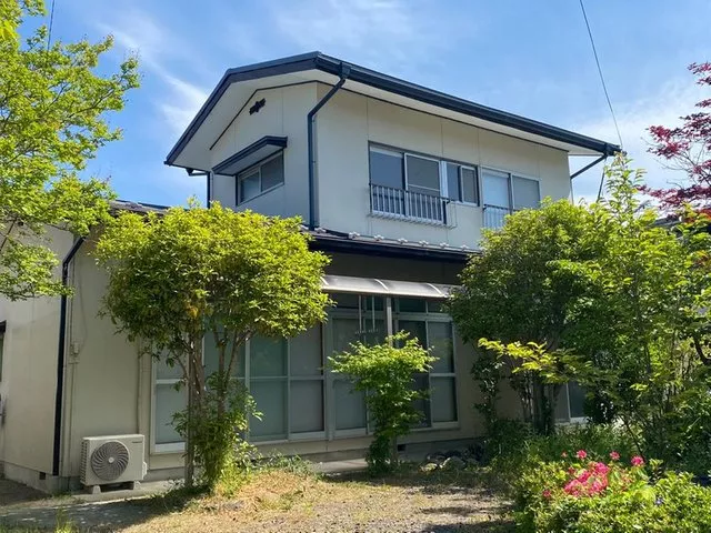 Good sunlight as it faces the road to the south! Parking space for 3 cars can be negotiated♪