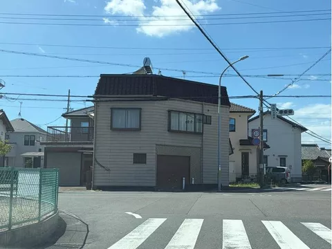 Up to 3 cars can be parked! (Depends on the type of vehicle) 1 minute to the convenience store!
