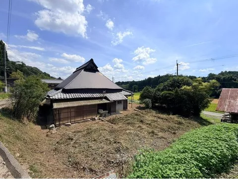A large gabled roof welcomes you to a traditional farmhouse with a garden / A self-sufficient lifestyle realized in the satoyama