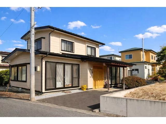 A home that has been cherished and renovated over time in Fukiage 5-chome!