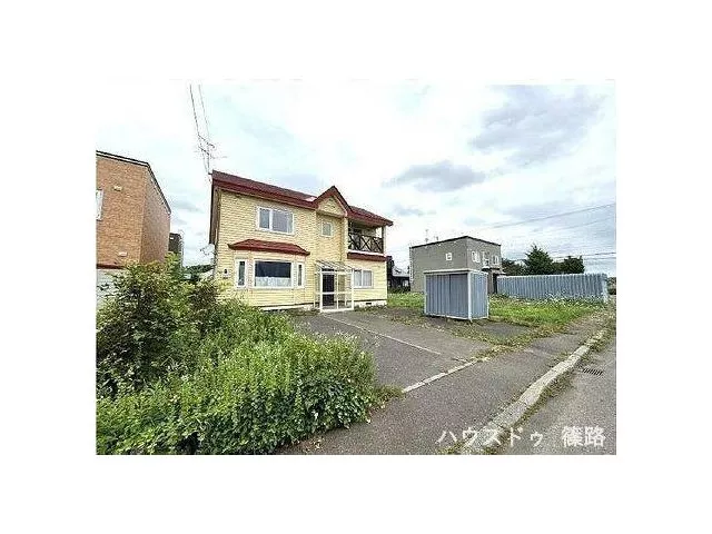 Over 50 tsubo of land! A spacious 2-story 6LDK with an 18-tatami LDK. A beautiful property with good sunlight, perfect for renovation materials.