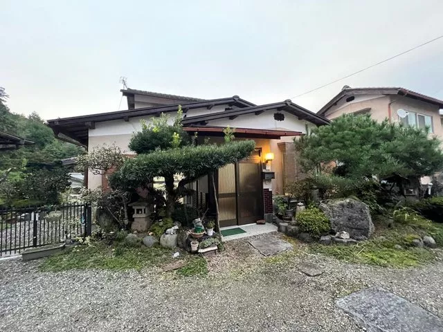 ■Parking for 4 cars possible!■ This property has 5DK plus a separate building♪