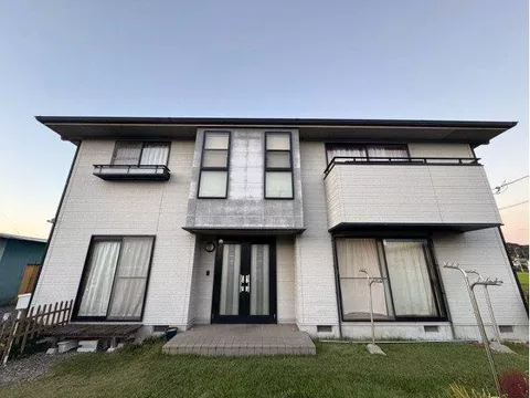 This property has a spacious system kitchen, making everyday cooking enjoyable.