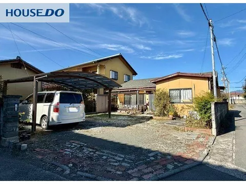 South-facing single-story house with good sunlight! With wooden deck! Fully renovated and ready for immediate move-in!