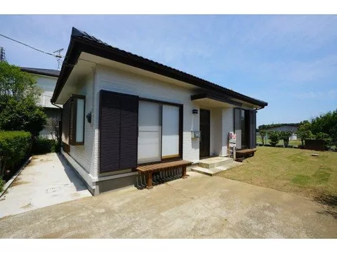 Some interior and exterior renovations completed! About 8 minutes walk to elementary school ◆ About 15 minutes walk to park♪