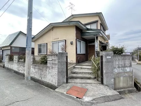 Honbetsu-cho, Nakagawa-gun, Minami 4-chome (Toshibetsu Sta.) 2F 4SLDK

800,000 yen