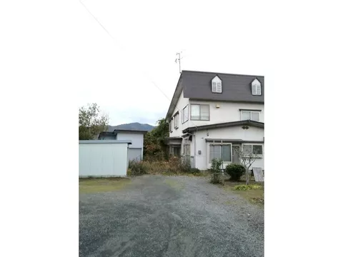 ■ Parking for 3 cars available, shutter garage ■ Spacious living areas ■ 6 minutes on foot to kindergarten