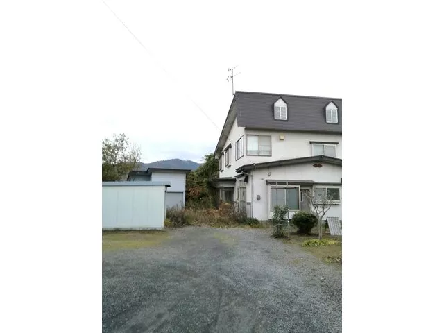 ■ Parking for 3 cars available, shutter garage ■ Spacious living areas ■ 6 minutes on foot to kindergarten