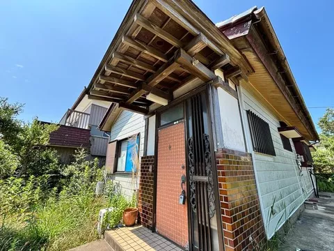 Quiet residential area! Spacious parking space available! - Image 2