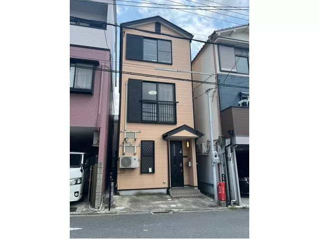 Built in 2000, 5LDK, a prime location 10 minutes walk to the station, available for immediate move-in