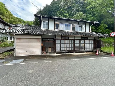 [Landslide Disaster Red Zone] All rooms over 6 tatami mats, 4SDK with storage