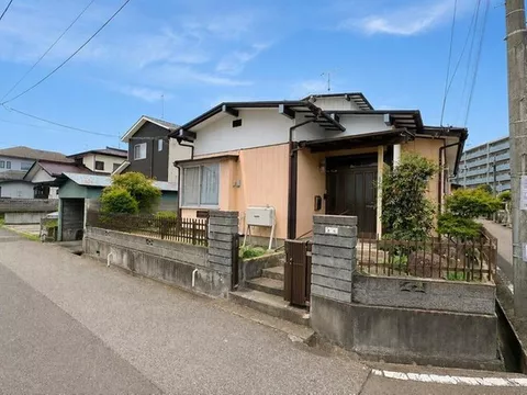It is a convenient location for commuting and attending school, just a 7-minute walk from JR Funabako Station.