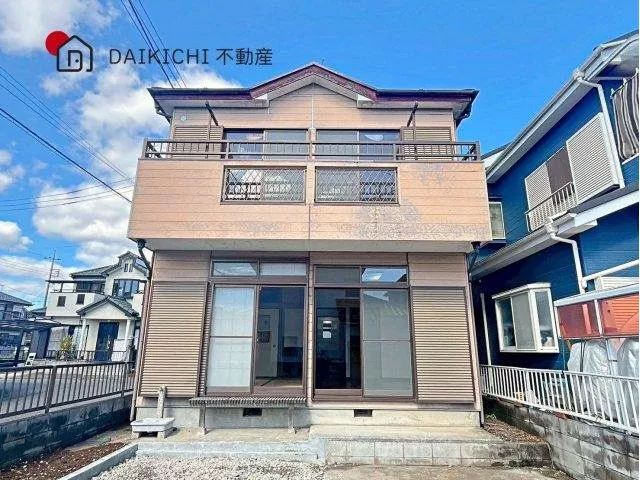 The LDK is on the second floor, ensuring privacy♪ Featuring a sloped ceiling for a spacious and comfortable feel!!