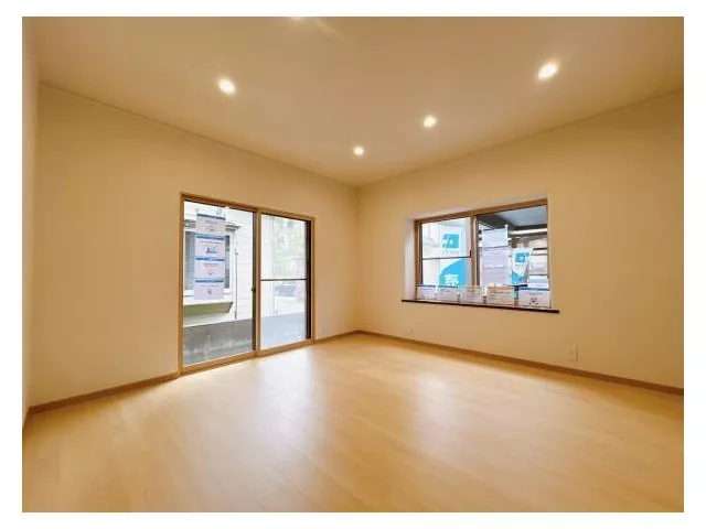 [Open House Held] [Interior and Exterior Renovated] [Move-in Available within the Year] Carport for 2 cars