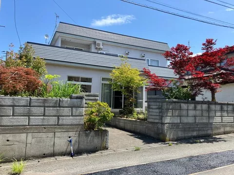 Parking for 2 cars available, land over 50 tsubo, road width over 6 meters, two-story building, southwest facing