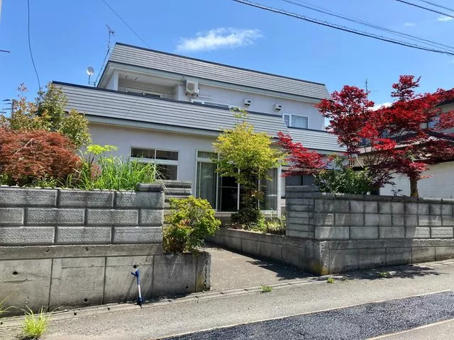 Parking for 2 cars available, land over 50 tsubo, road width over 6 meters, two-story building, southwest facing