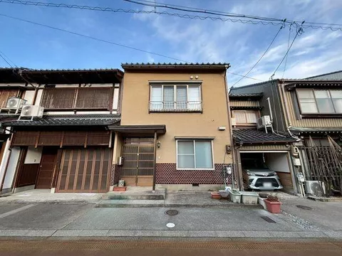 Komatsu City, Zaimokucho (Komatsu Station) 2-story building 7DK