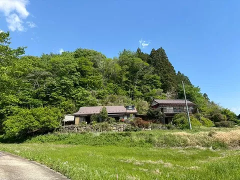 This is a detached house in a beautiful rural area with mountain views. Recommended for renovation!