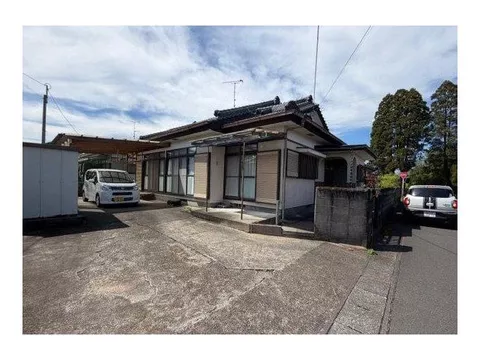 The land area is about 70 tsubo, providing ample space, and parking for 3 cars is secured!! The interior is very